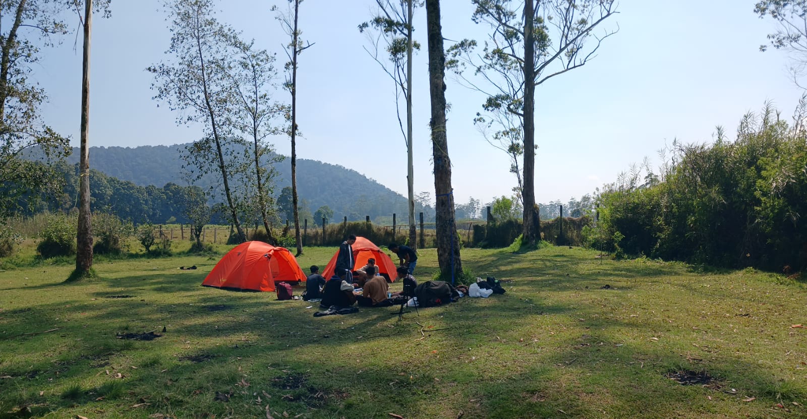 Tenda dome kapasitas 2 orang di area camping